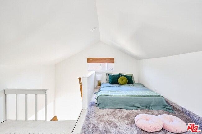 Building Photo - 818 Palms Blvd