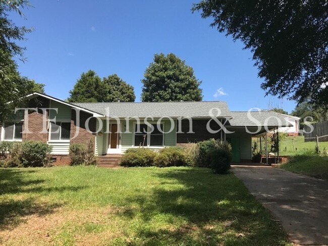 Primary Photo - 3 Bed Home Situated near Hwy. 311 & Local ...