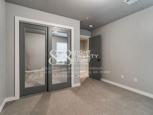 Building Photo - *AVAILABLE NOW!* Urban chic 3 bed/2.5 bath Townhome in West Norman!