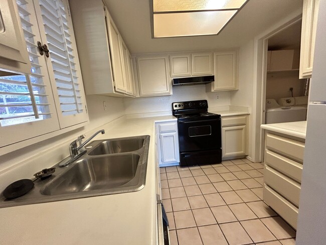 Building Photo - On the Lake, 2 Bed, 2 Bath, Great Views!
