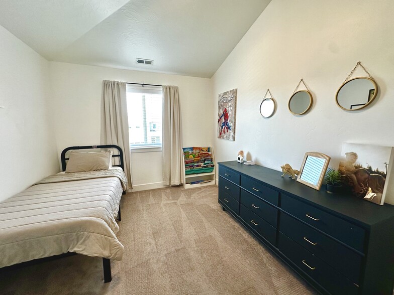 Bedroom (Second Floor) - 7868 N Broken Arrow Ln