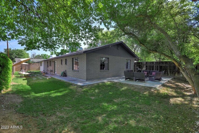 Building Photo - 1428 S Oakley Pl