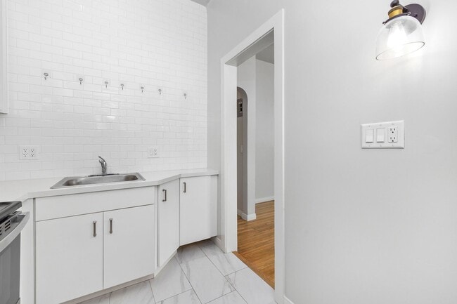 Building Photo - Great Hillcrest Studio