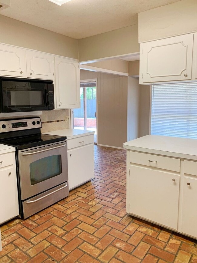 Building Photo - South Tyler! Lovely 3 Bedroom, 2 Bath Home...