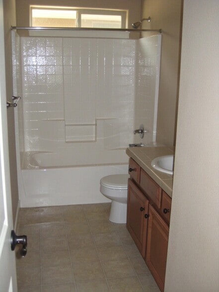 Building Photo - 6417 NE Southbrook Ct