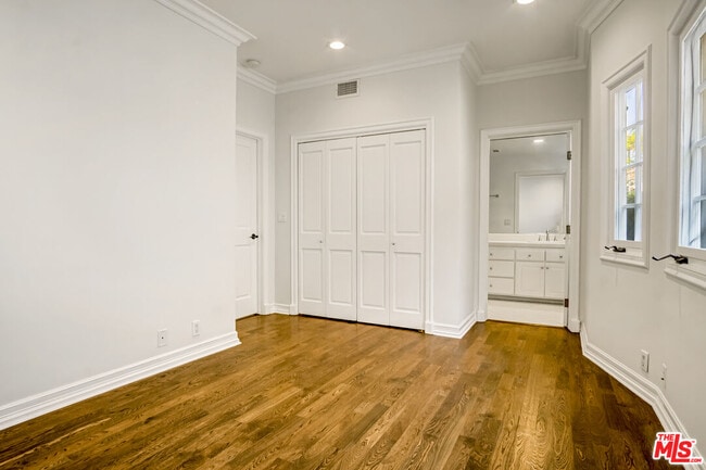 Building Photo - 116 N Palm Dr
