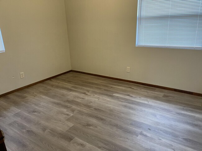 Building Photo - 2128 Woodside St