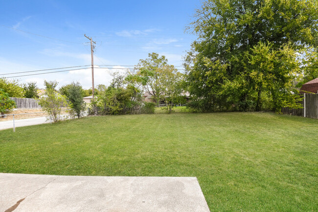 Building Photo - Cute and Cozy in Cedar Hill!!!