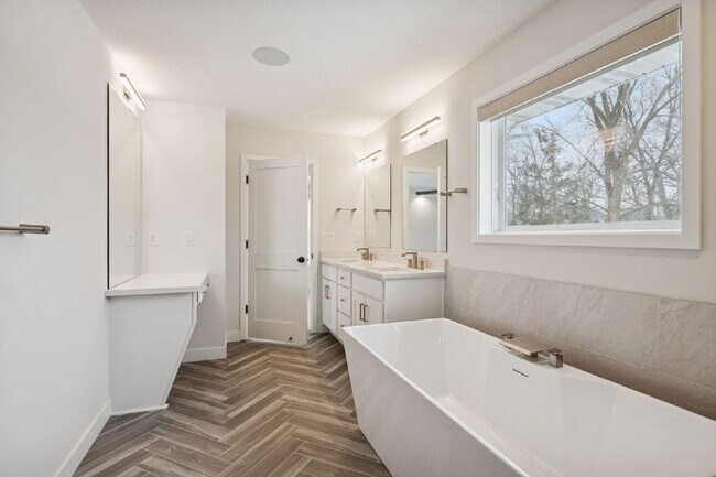 Building Photo - Luxurious 5-Bed/5 Baths, Granite & 3 Car Garage