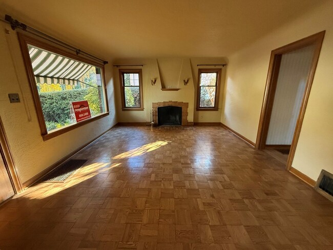 Building Photo - Now renting 3 bedroom House, visit our web...