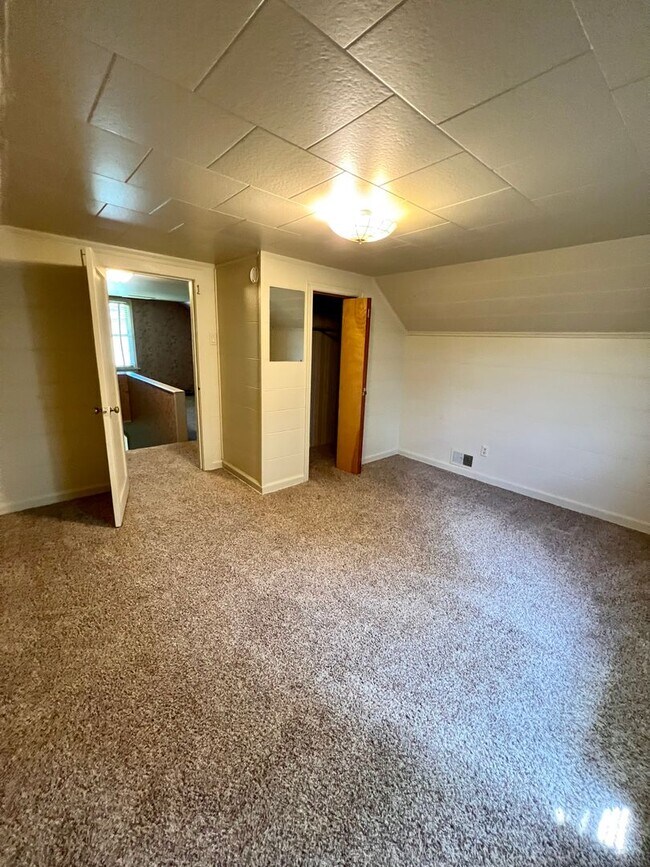 Building Photo - Country living home