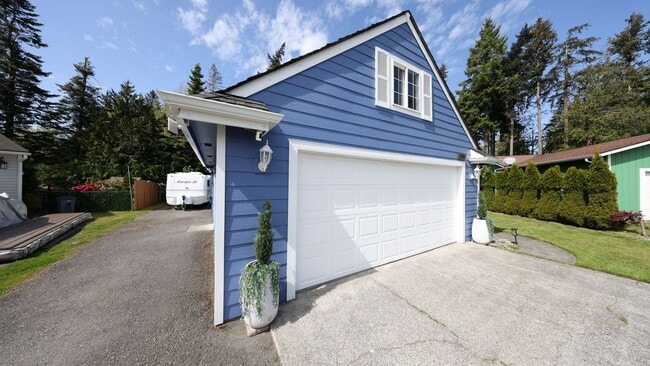 Building Photo - 3 Bed 3 Bath - Upgrades Throughout - Matur...
