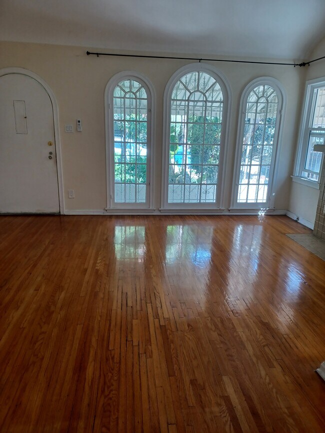 Living toom - 641 N Harper Ave