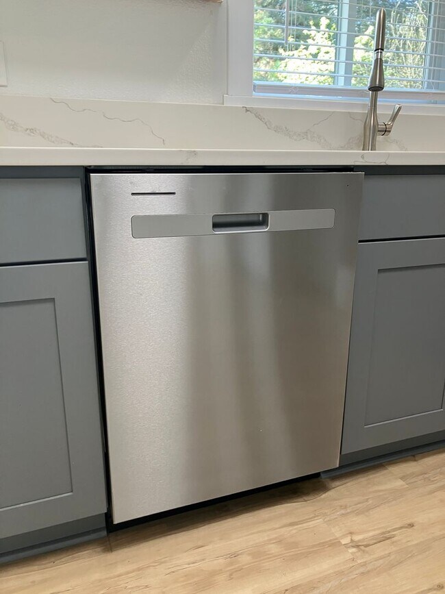 Building Photo - Remodeled Three Bedroom Home in South Salem