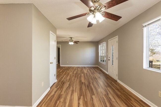 Building Photo - Three Bedroom Home!