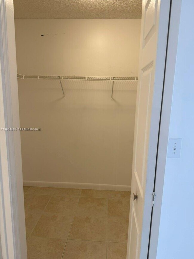 Building Photo - 1450 SE 3rd Ave