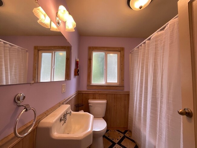 Building Photo - Great 2 Bedroom 1 Bath Home Near the Heart...