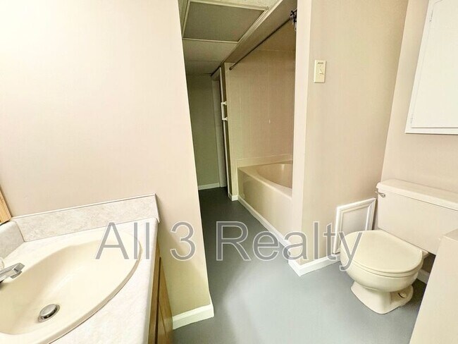 Building Photo - 435 Sherwood Rd