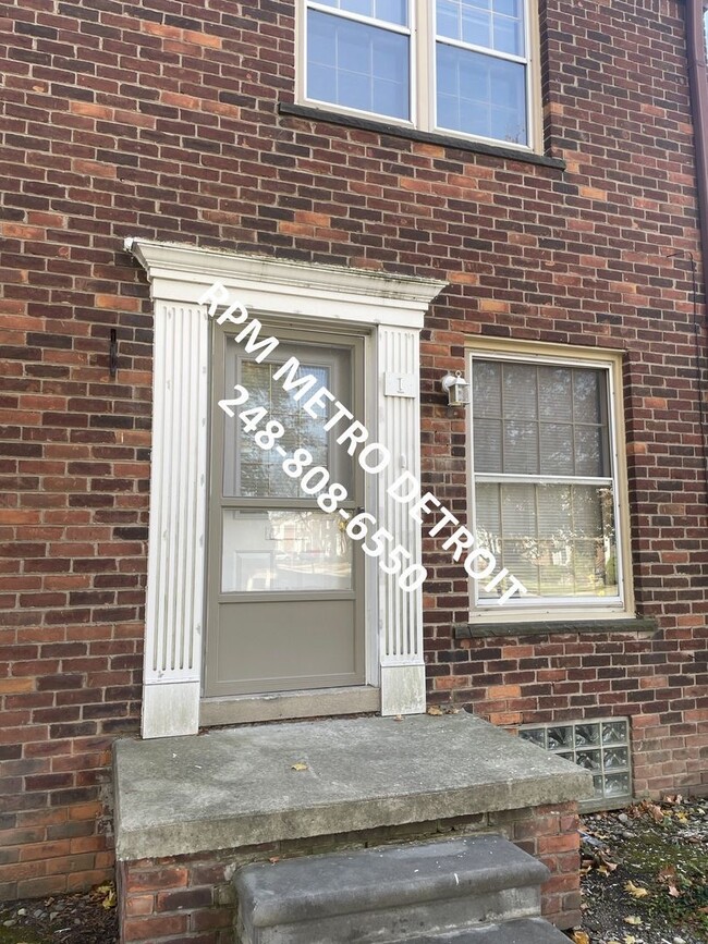 Building Photo - Move in Ready Brick Condo in Dearborn.