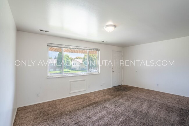 Primary Photo - 1038 Virginia Cir