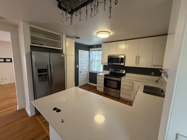 Building Photo - Updated 3 bed 2 bath. Garage and screened porch