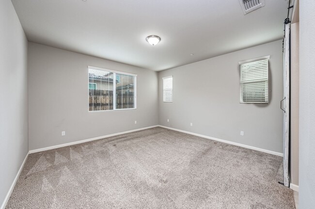 Building Photo - Beautiful 4-Bedroom Home with Office in Cl...