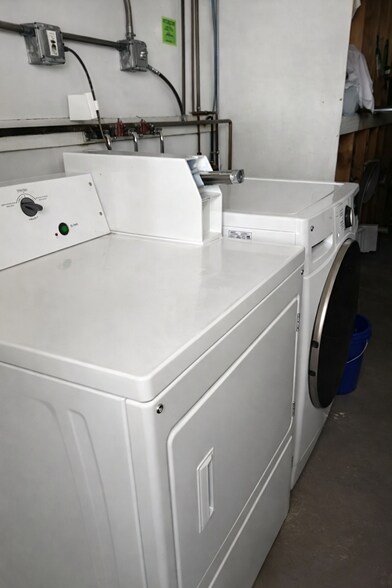 Building Photo - 222 Somerset L