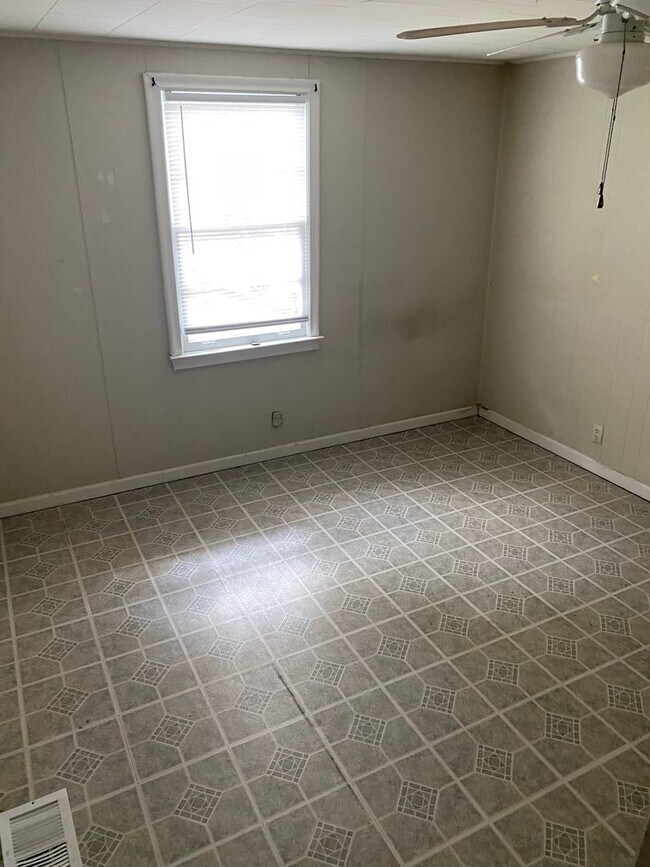 Building Photo - 1622 Sharkey St