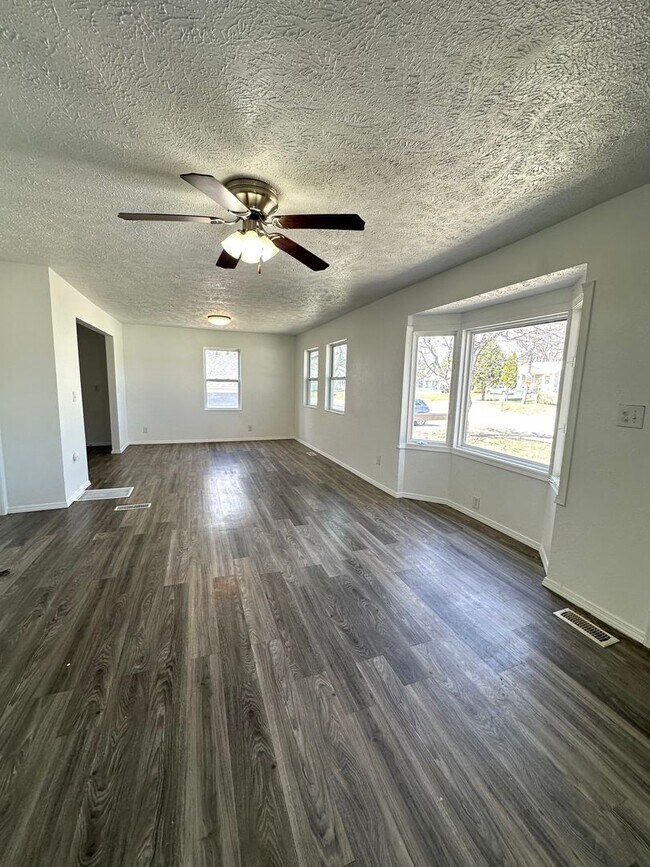 Building Photo - Spacious 4 Bed Home Near Bass Pro with Detached Garage & Fenced Yard