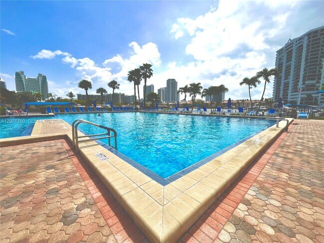 Building Photo - 2500 Parkview Dr