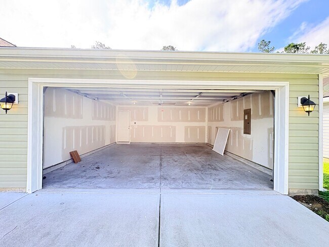 Building Photo - Welcome To Heritage New River Side