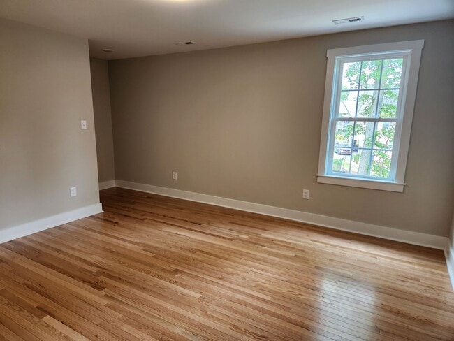 Building Photo - Chesterfield - 5 Bed 3.5 Bath Newer Modern...