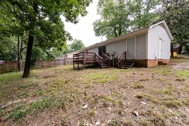Building Photo - 4713 Belle Plaine Dr