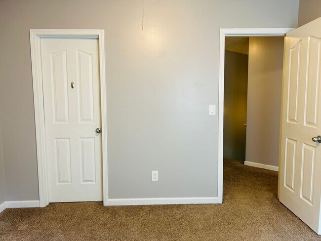 Building Photo - Beautiful 4 bedroom, 2.5 bathroom home in ...