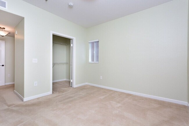 Building Photo - Lovely single-story condo in the community...