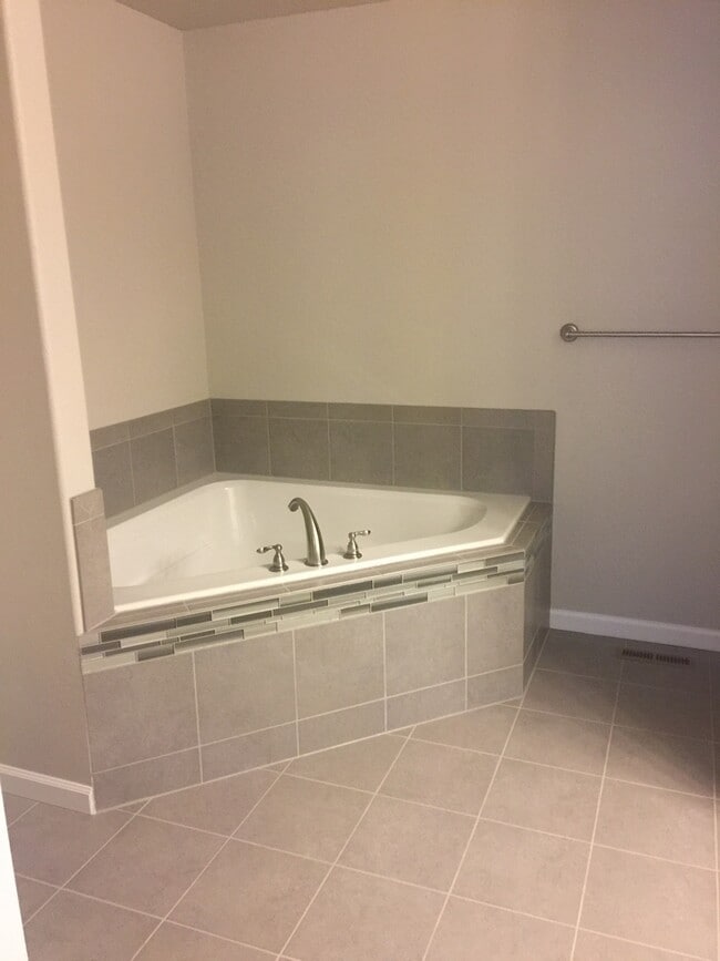 Building Photo - BEAUTIFUL 2 BEDROOM 2 BATHROOM TOWNHOUSE IN THE POINTE