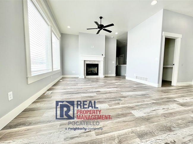 Building Photo - "AMAZING NEW HOME FOR RENT" 3 Bed 2 Bath - 2 Car Garage