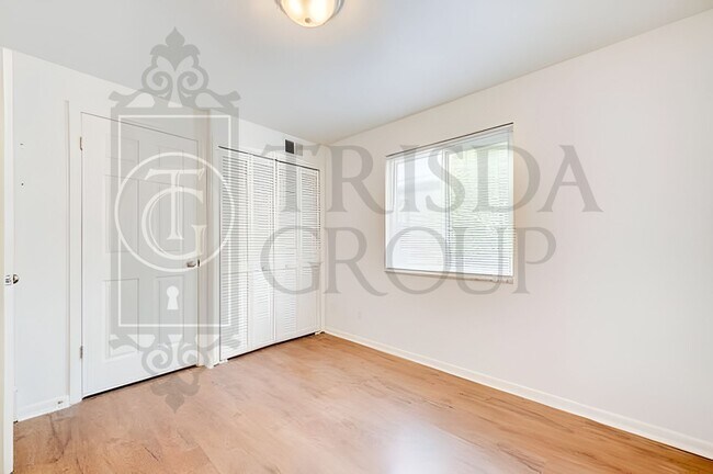 Building Photo - Avail July 1: 2BR Apt in Crafton, 1 Off Street Parking, AC, W/D included, Quartz Countertops, DW,...