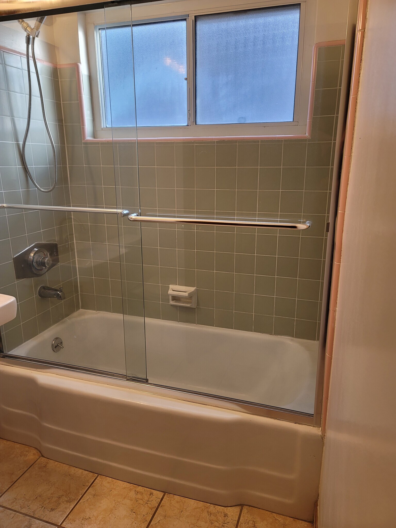 Building Photo - 2360 Walgrove Ave