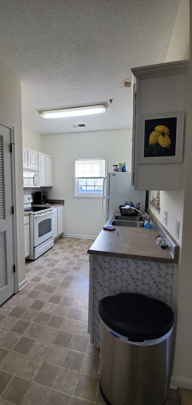 Kitchen area - 2090 Cross Gate Blvd