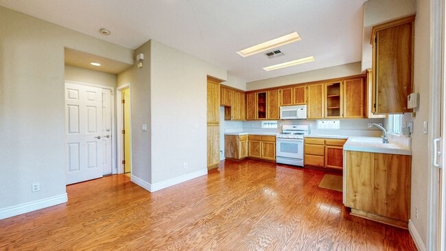 Building Photo - Bright two story 3 Bedroom 2.5 Bathroom Ho...