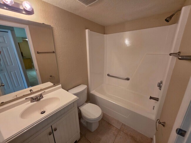 Building Photo - Upgraded Condo With Washer And Dryer