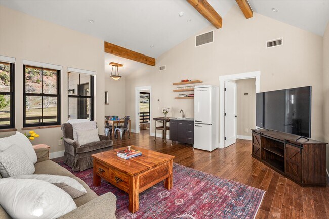 Building Photo - 106 Castle View Dr