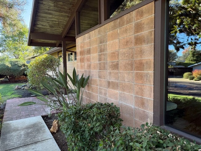 Building Photo - Desirable St Francis Neighborhood