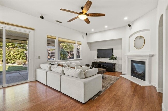 Building Photo - Elegant & Spacious 4 Bedroom Home Near Fol...