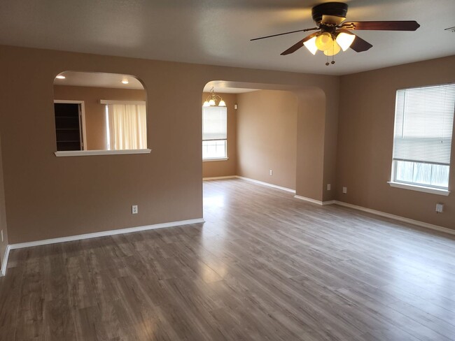 Building Photo - Well Maintained Corner Lot Property Ready ...