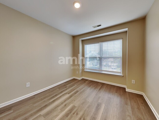 Building Photo - 8824 Shadowglen Dr