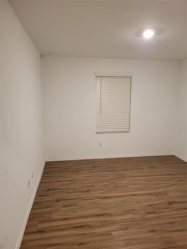 Building Photo - 266 Silver Glen Dr