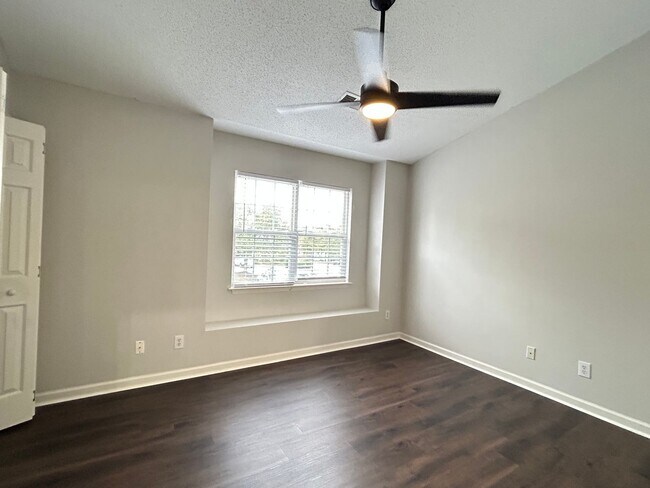 Building Photo - Amazing 2 bedroom 2.5 bathroom townhouse in NW Greensboro Keswick Place. Lawn care included.