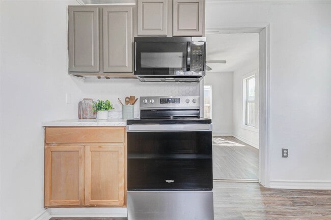 Building Photo - 607 N Speed St